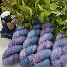 Load image into Gallery viewer, Little Blue Heron Yummy Fingering