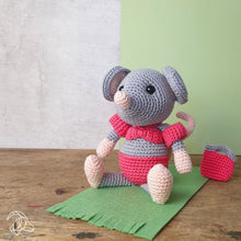 Load image into Gallery viewer, daisy mouse crochet