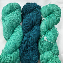 Load image into Gallery viewer, Veinte &amp; Teal Feather
