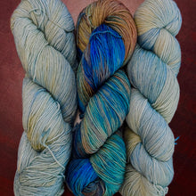 Load image into Gallery viewer, Sobra la luna &amp; Fluidez
